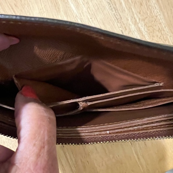 LV Accordion Long Bifold Wallet. - Picture 14 of 14